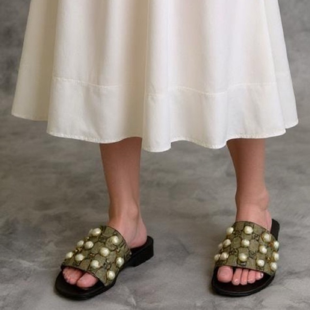 Gucci Pearl Slides RARE - WOMEN'S SIZE 39 *runs 1/2 size small, will fit size 8